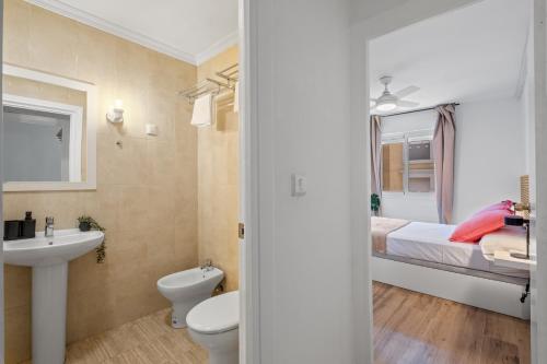 3 dormitorios, 2 baños y balcón
