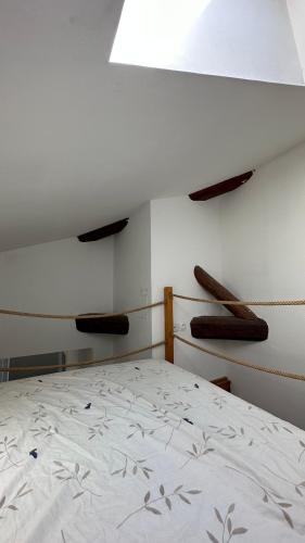 Cette chambre comprend un lit avec 2 battes de base-ball sur le mur. dans l'établissement Cosy studio in historical center, à Avignon