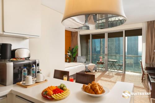 een keuken met een tafel met een kom eten erop bij OSTAY -Address Dubai Mall - The Residence in Dubai