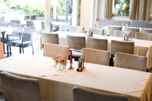 a table with flowers on it in a restaurant at Zur Pfanne – Studio in Biberach an der Riß