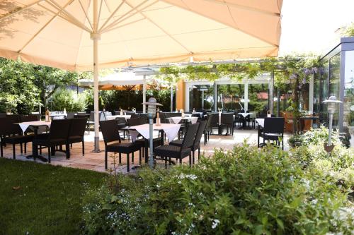 a restaurant with tables and chairs and an umbrella at Zur Pfanne – Studio in Biberach an der Riß