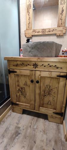 La salle de bains est pourvue d'une coiffeuse en bois et d'un lavabo. dans l'établissement appartement parc aux etoiles, à Puy-Saint-Vincent