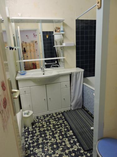 une salle de bain avec un lavabo et un miroir dans l'établissement Appartement à GOURETTE, résidence EURONEIGE, avec balcon, vue idéale sur la montagne - 6 personnes, à Eaux-Bonnes