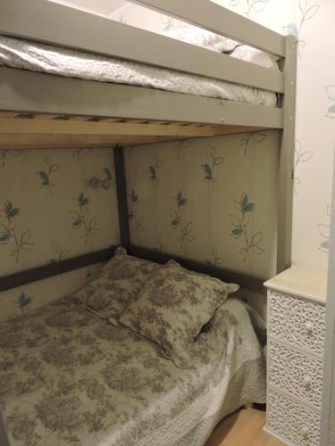 - une chambre avec des lits superposés et un couvre-lit dans l'établissement Appartement à GOURETTE, résidence EURONEIGE, avec balcon, vue idéale sur la montagne - 6 personnes, à Eaux-Bonnes