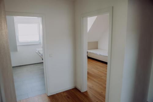 a white room with a bed and a window at Zur Pfanne – Studio in Biberach an der Riß