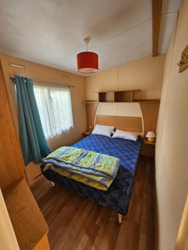 une petite chambre avec un lit dans une pièce dans l'établissement Mobil home 6 personnes, à Saint-Jean-de-Monts