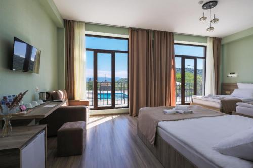 Gremi的住宿－In Gremi Hotel，酒店客房设有两张床和大窗户。