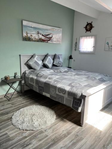een slaapkamer met een bed in een kamer met een tapijt bij Hameaux de la plage in Gruissan