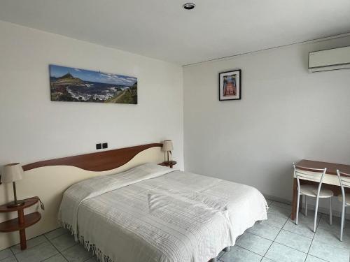 une chambre avec un lit, un bureau et une table dans l'établissement Les Villas Maristella, Villa Ninu, à Aregno