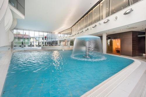 Swimming pool sa o malapit sa Park Inn by Radisson Meriton Conference & Spa Hotel Tallinn