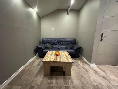 un salon avec un canapé et une table basse dans l'établissement Centre-ville, Vileurbane, à Villeurbanne