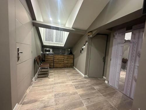 Cette chambre dispose d'un couloir avec une fenêtre et une porte. dans l'établissement Centre-ville, Vileurbane, à Villeurbanne