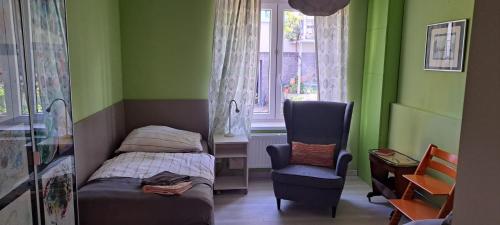 1 dormitorio pequeño con 1 cama y 1 silla en Depandance Jaklovecká en Ostrava