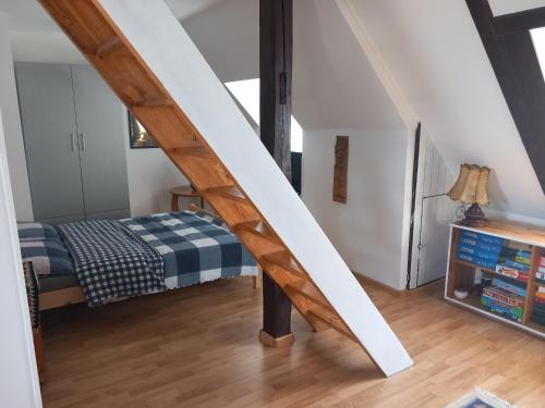 eine Treppe in einem Zimmer mit einem Bett in der Unterkunft U Bożenki in Giżycko