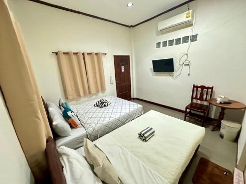 Cette petite chambre comprend un lit et une table. dans l'établissement บ้านคุณโต้ง เชียงคาน BaanKhunTong ChiangKhan, à Chiang Khan