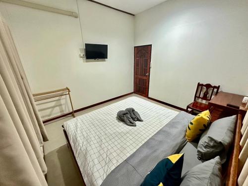 - une chambre avec un lit avec un éléphant dans l'établissement บ้านคุณโต้ง เชียงคาน BaanKhunTong ChiangKhan, à Chiang Khan