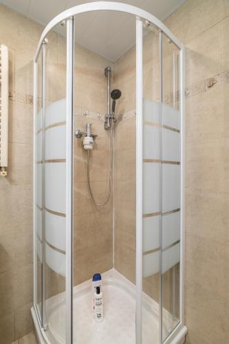 a shower with a glass enclosure in a bathroom at OASIS BEACH-CITY apartment in Montgat