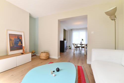 un salon blanc avec un canapé blanc et une table dans l'établissement Confort, lumineux, proche centre, à Strasbourg