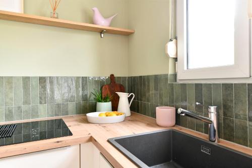 une cuisine avec un évier et un plan de travail dans l'établissement Confort, lumineux, proche centre, à Strasbourg