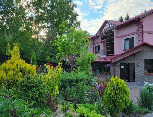 um jardim em frente a uma casa rosa em Glory em Truskavets
