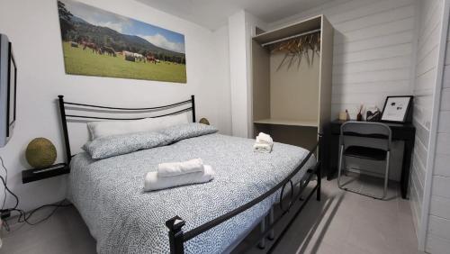una camera da letto con un letto con asciugamani sopra di ilgecotds a Torino di Sangro