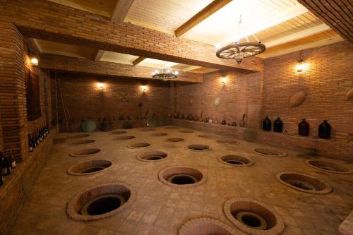 ein großes Zimmer mit einem Haufen Waschbecken darin in der Unterkunft In Gremi Hotel in Gremi