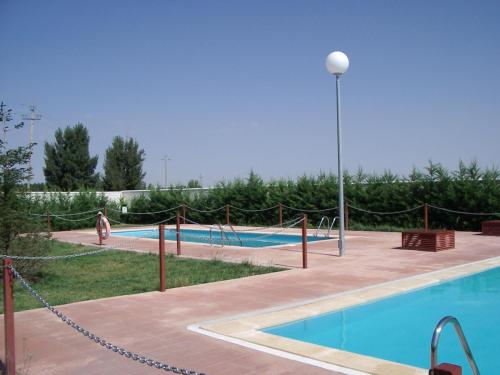 una piscina con una valla alrededor en Molino Del Río en Torre la Cárcel