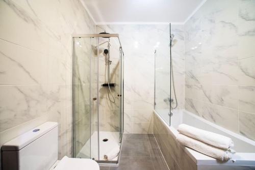 ein Bad mit einer Dusche und einem WC in der Unterkunft 2 Bed Ground Floor Apartment In Vilamoura in Vilamoura