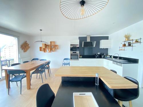 une cuisine et une salle à manger avec une table et des chaises dans l'établissement Ti-annez mor, à Bénodet