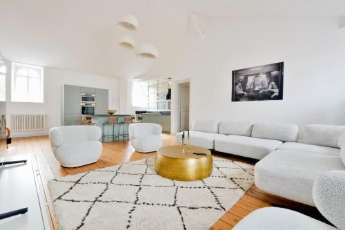 un salon avec un canapé et une table basse dans l'établissement Côté Cathédrale, à Amiens