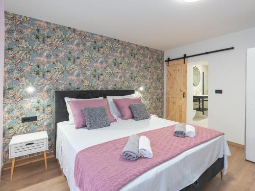 BarciにあるCasa SEMPREのピンクの枕が付いた大きなベッドのある寝室