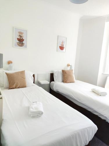 two beds sitting next to each other in a room at Central Wave in Brighton & Hove