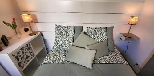 - une petite chambre avec un lit et des oreillers dans l'établissement Appartement en résidence avec piscine, à Bandol