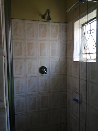 Ένα μπάνιο στο Mabwe Guest House '5km from Great Zim Ruins'