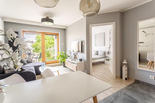 un salon avec un canapé et une table dans l'établissement Apartament Batorego 7 z parkingiem, à Gdynia