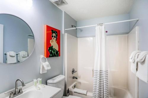 セント・オーガスティンにあるPet-friendly 3 BR Modern Space, 5 min to Downtownの洗面台と鏡のある白いバスルーム