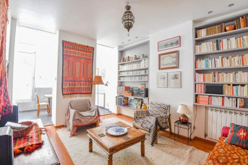 - un salon avec une table et des étagères dans l'établissement L'Atypique - Appart 2 ch avec terrasse et clim, à Marseille