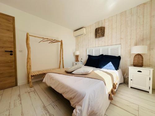 une chambre avec un grand lit et un parquet dans l'établissement BENEDETU, à Porto-Vecchio