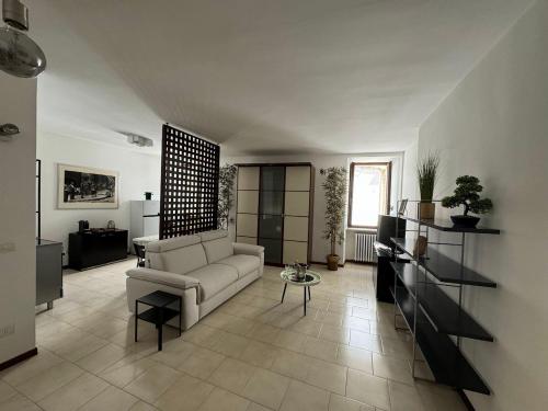 una sala de estar con un sofá y una mesa en La Torretta Apartment, en Peschiera del Garda