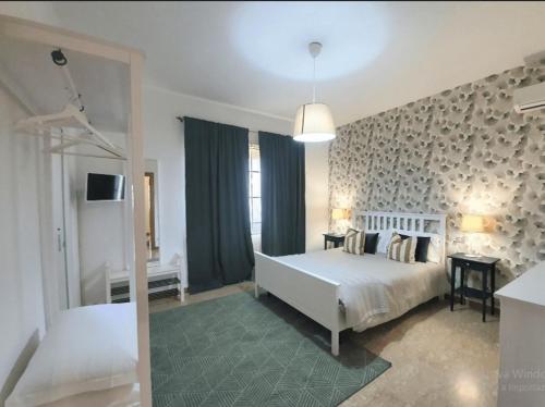 斯佩隆加的住宿－Villa Rosa - Sperlonga Vertice Rooms，卧室配有白色的床和墙壁