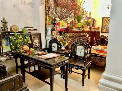 een kamer met stoelen en een tafel met bloemen bij Lee Homestay in Hanoi