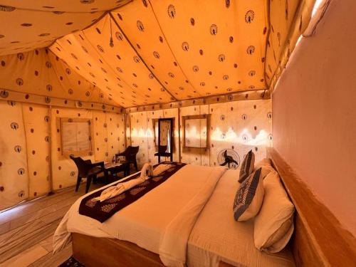 Postel nebo postele na pokoji v ubytování Rumis Desert Camp