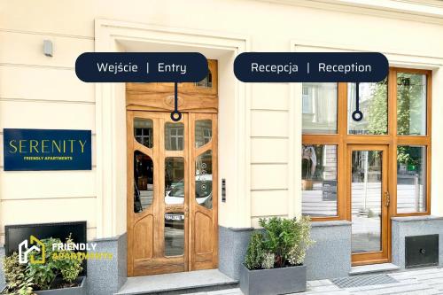 fachada de un edificio con puerta de madera en SERENITY Residence - Old Town Poznan by Friendly Apartments, en Poznan