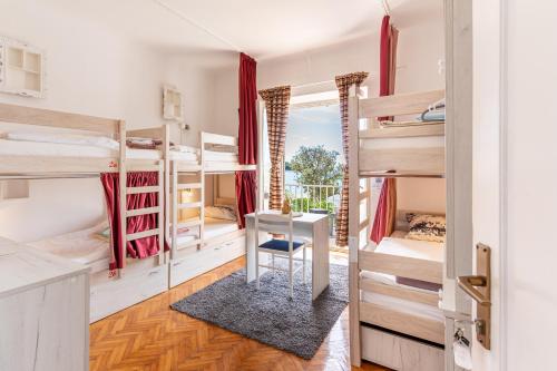 諾瓦的住宿－Hostel Casa La Cha，客房设有双层床和书桌。