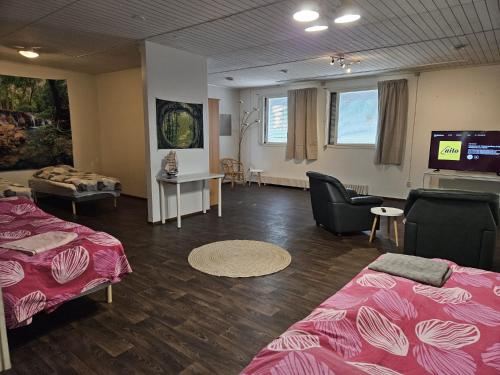 Habitación de hotel con 2 camas y TV de pantalla plana. en Hostelli Karvia en Karvia