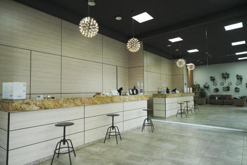 lobby z barem z stołkami w obiekcie 4Guest Hotel w Erywaniu