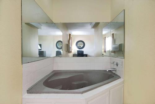 duża umywalka w łazience z lustrem w obiekcie Super 8 by Wyndham Kansas City w mieście Kansas City