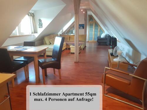 Hotel Garni Pension Zur Krone في هيلبولتشتاين: غرفة معيشة مع أريكة وطاولة