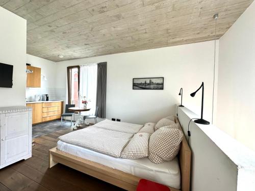 una camera con un grande letto di Cologne Country Lodge a Colonia