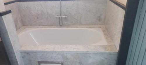 eine Badewanne mit einem Wasserhahn im Bad in der Unterkunft H Amelkis in Marrakesch